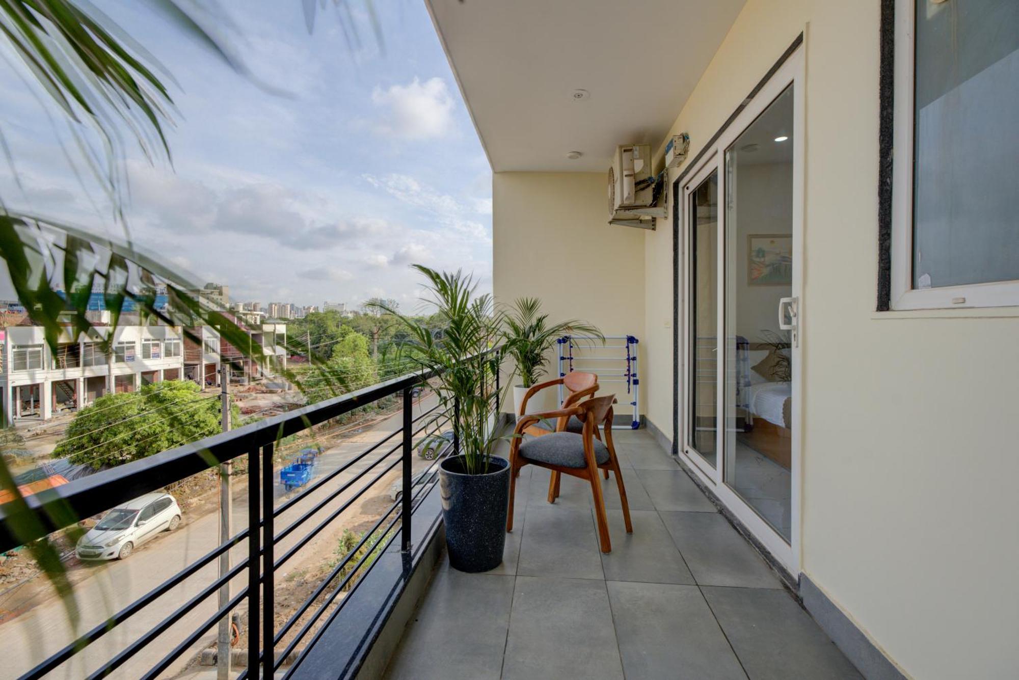 The Lodgers Studio Apartment Infront Of Artemis Hospital Gurugram Gurgaon Dış mekan fotoğraf