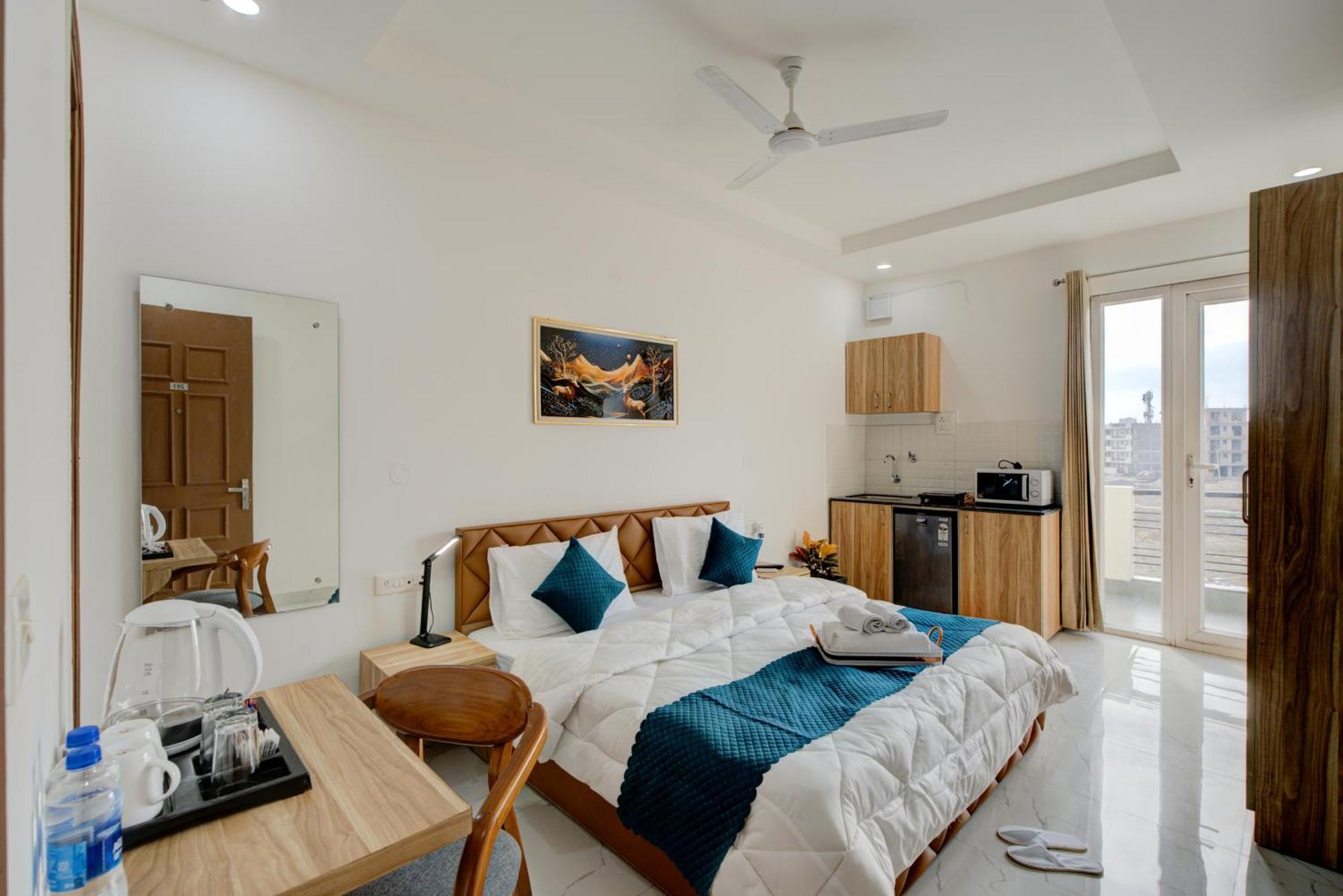 The Lodgers Studio Apartment Infront Of Artemis Hospital Gurugram Gurgaon Dış mekan fotoğraf